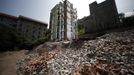 A building under demotion is seen at an residential area which will be relocated, in Huangtupo, Badong city, 100km (62 miles) from the Three Gorges dam in Hubei province in this August 8, 2012 file photo. China relocated 1.3 million people during the 17 years it took to complete the Three Gorges dam. Even after finishing the $59 billion project last month, the threat of landslides along the dam's banks will force tens of thousands to move again. It's a reminder of the social and environmental challenges that have dogged the world's largest hydroelectric project. While there has been little protest among residents who will be relocated a second time, the environmental fallout over other big investments in China has become a hot-button issue ahead of a leadership transition this year. Picture taken on August 8, 2012. To match story CHINA-THREEGORGES/ REUTERS/Carlos Barria/Files (CHINA - Tags: POLITICS ENVIRONMENT BUSINESS ENERGY) Published: Srp. 22, 2012, 8:35 odp.