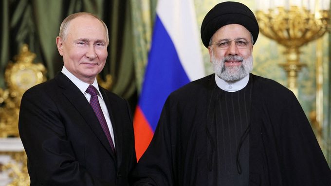 Prezidenti Ruska a Íránu Vladimir Putin a Ebrahím Raísí na snímku z prosince 2023 (Raísí zahynul loni v květnu při havárii vrtulníku).