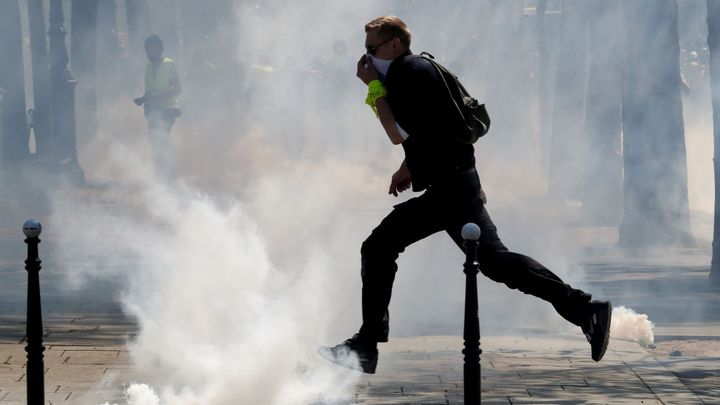 Žluté vesty znovu pochodují Paříží, k vyhořelé Notre-Dame je policie nepustila
