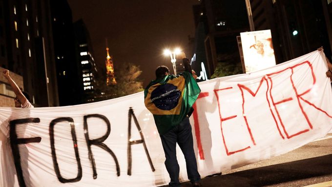 Transparent s nápisem "Pryč s Temerem" se objevil na noční demonstraci v Sao Paulu.