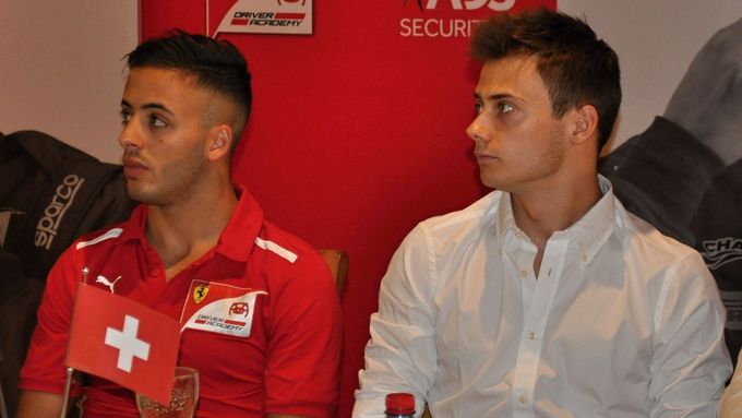 Piloti týmu Charouz Racing System Antonio Fuoco (vlevo) a Louis Delétraz budou ve Francii usilovat o udržení pozic mezi elitou Formule 2.