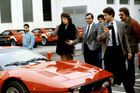Mick Jagger při návštěvě Ferrari továrny v Modeně, a Ferrari 288 GTO v popředí.
