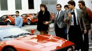 Mick Jagger při návštěvě Ferrari továrny v Modeně, a Ferrari 288 GTO v popředí.