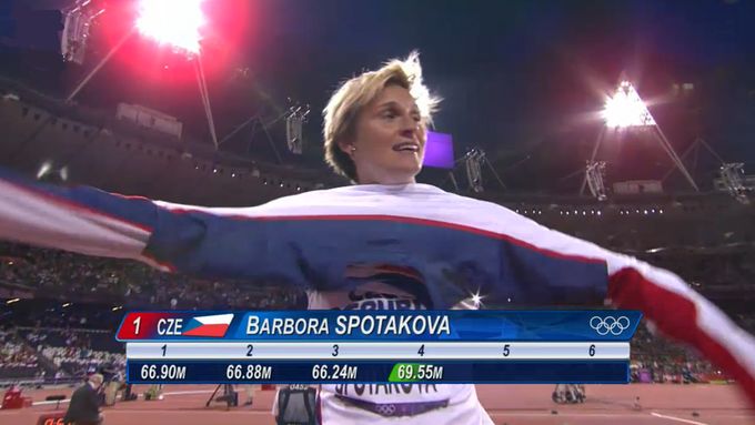 Záběr, který udělal českým divákům velkou radost. Barbora Špotáková vylepšila své vedení ve finále oštěpu