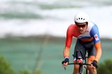 Cancellara trať zvládl za hodinu, 12 minut a 15 sekund. Dumoulin, který se postaral o první medaili pro Nizozemsko na silnici mezi muži, zaostal o 47 vteřin.
