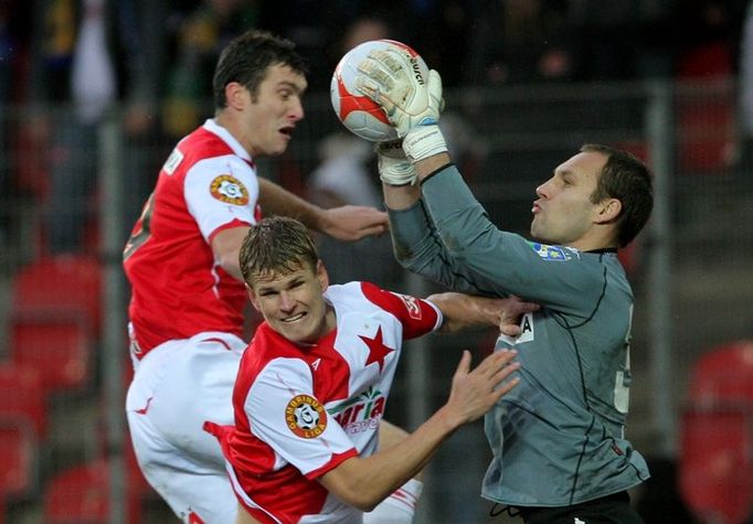 Brankář Baníku Petr Vašek uhlídal i dvojitý atak slávistů Pavla Fořta s Petrem Jandou.