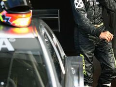Mercedes pro závody DTM si loni v listopadu vyzkoušel také motocyklový šampion Valentino Rossi.
