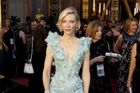 ... či Cate Blanchett v šatech doslova vybuchujících květinami a peříčky značky Armani Prive. Od módních kritiků za ně sklidila jak pobaveně pozvednuté obočí, tak upřímný obdiv.