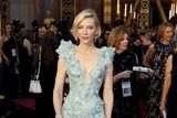 ... či Cate Blanchett v šatech doslova vybuchujících květinami a peříčky značky Armani Prive. Od módních kritiků za ně sklidila jak pobaveně pozvednuté obočí, tak upřímný obdiv.