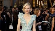 ... či Cate Blanchett v šatech doslova vybuchujících květinami a peříčky značky Armani Prive. Od módních kritiků za ně sklidila jak pobaveně pozvednuté obočí, tak upřímný obdiv.