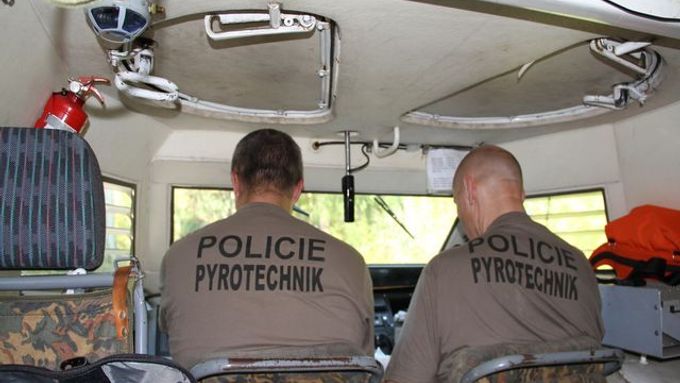 Policisté prohledávají epicentrum výbuchu ve Vrběticích (28. 6. 2016)