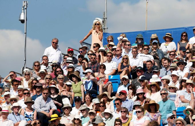 Fans watch the match between Britain's Andy Murray and Czech Republic's Radek Stepanek at the Queen's Club Championships in west London June 12, 2014. REUTERS/Suzanne Plu