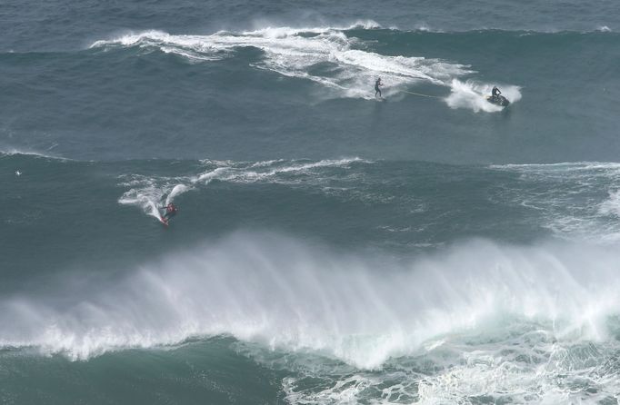 Obří vlny v Nazaré