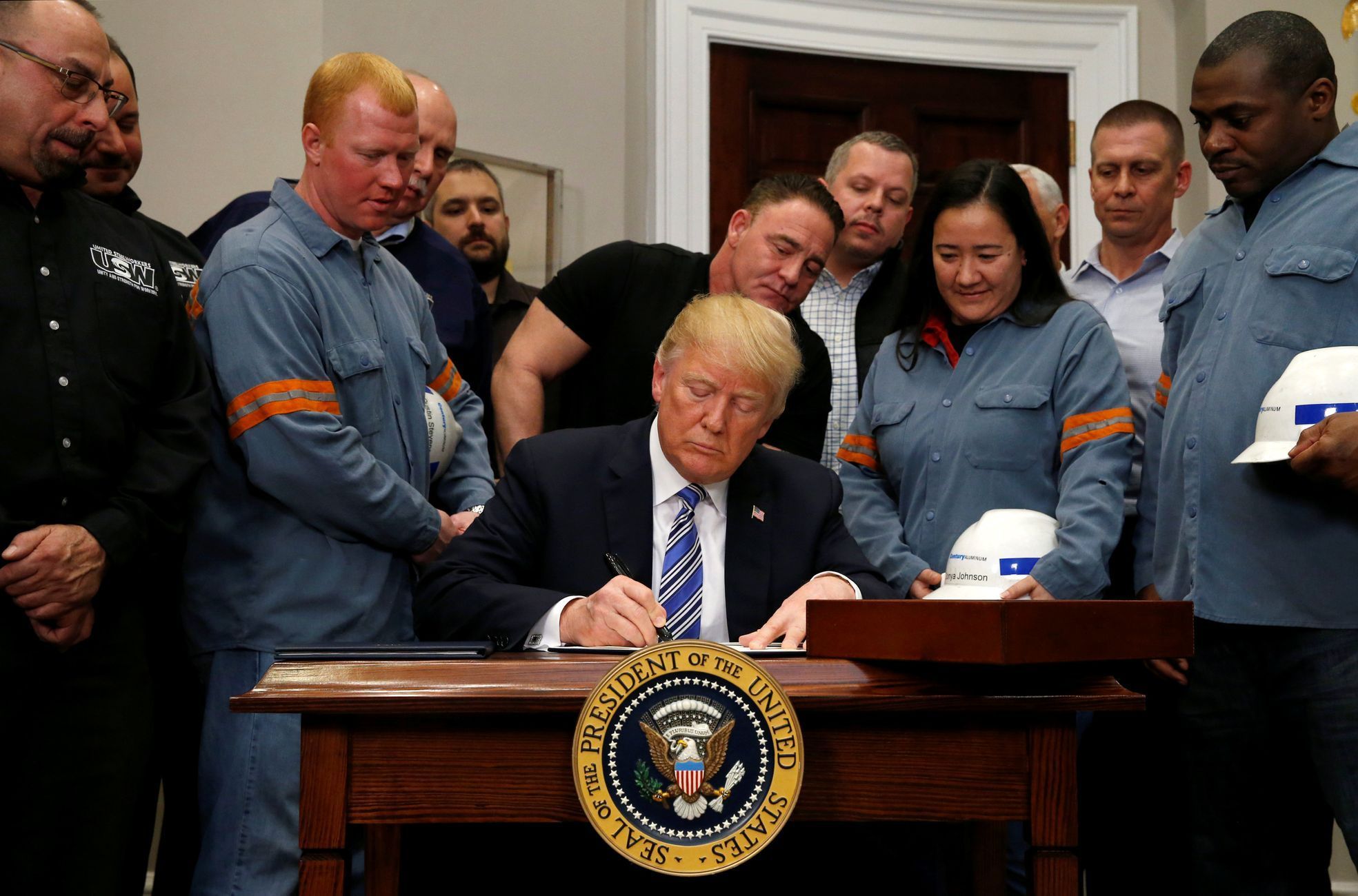 Donald Trump podepisuje dekret o zavedení cel na dovoz hliníku a oceli.