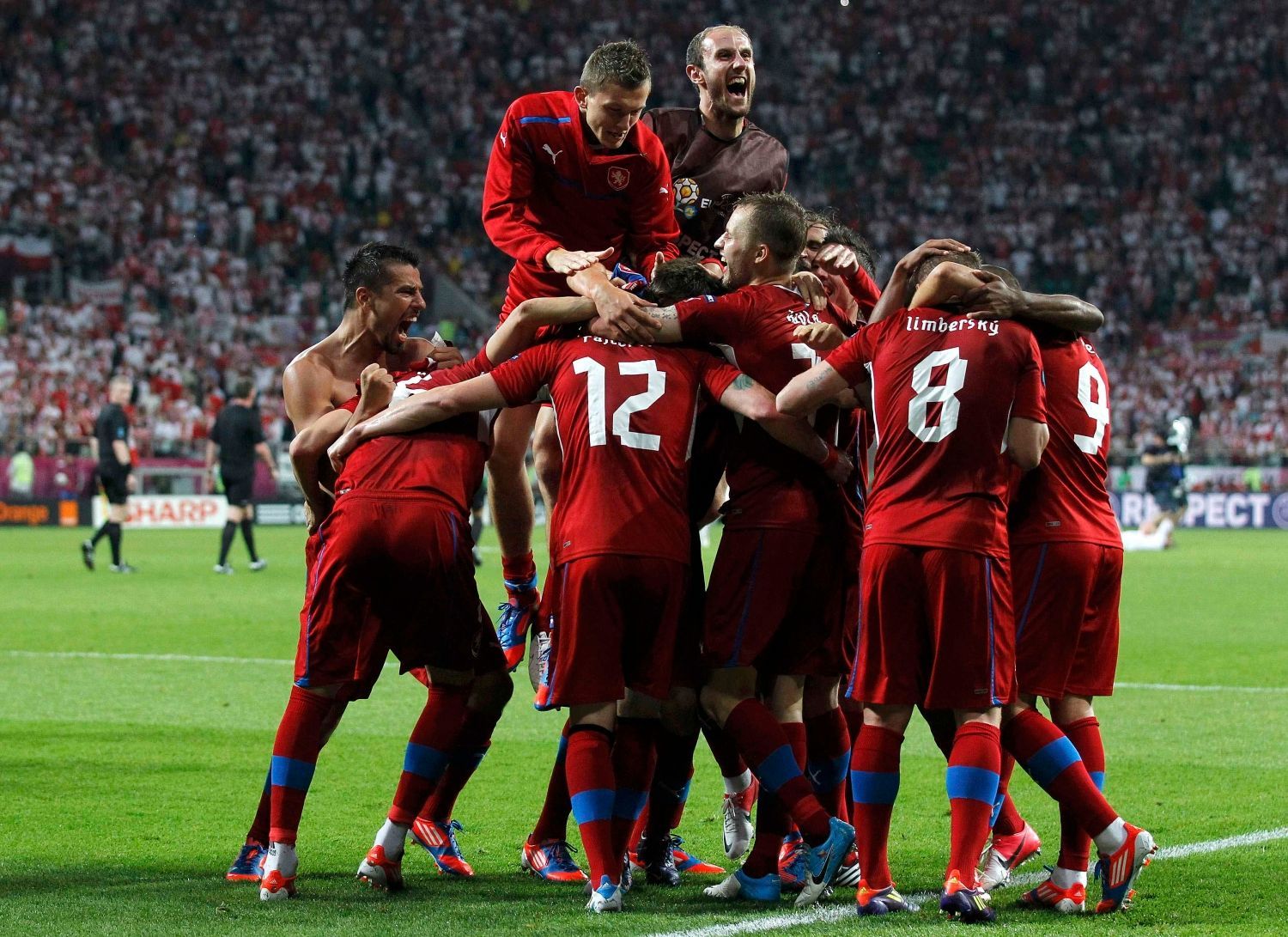 Čeští fotbalisté slaví vítězství nad Polskem v utkání skupiny A na Euru 2012