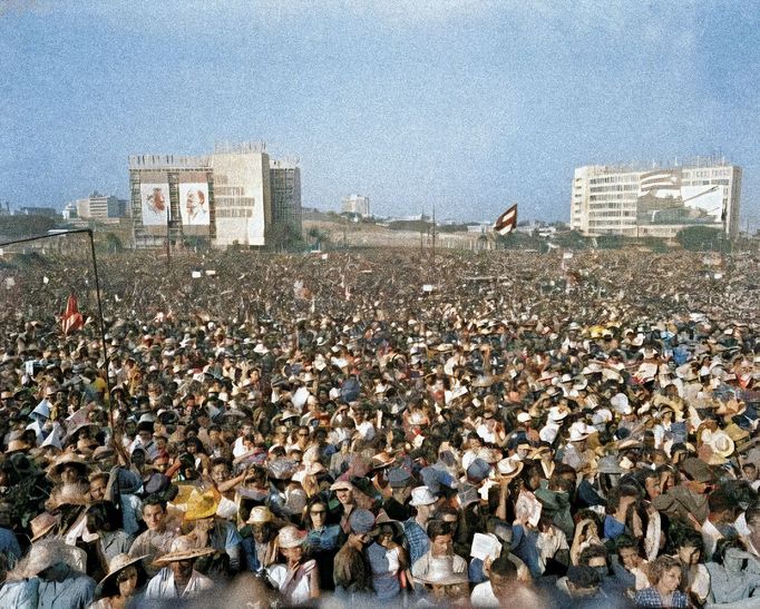 Dav lidí na náměstí Revoluce v Havaně. Kolem roku 1960. Obarvený snímek.