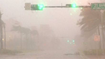 Na vylidněné Miami udeřil hurikán Irma. Lámal stromy a zaplavoval ulice