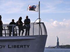 Turisté na cestě trajektem od sochy Svobody do newyorského Battery Parku.