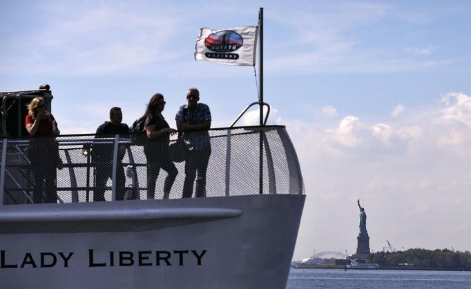 Turisté na cestě trajektem od sochy Svobody do newyorského Battery Parku.