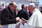 Halík předal papeži Františkovi dopis na jeho podporu, podepsalo ho 75 tisíc lidí