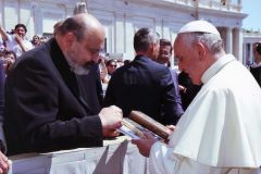 Halík předal papeži Františkovi dopis na jeho podporu, podepsalo ho 75 tisíc lidí