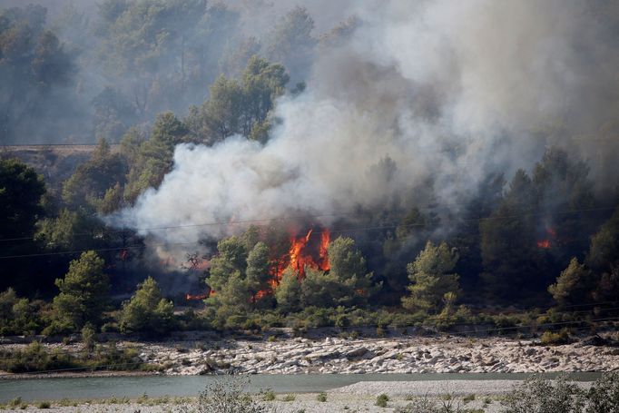 Lesní požár ve francouzské komuně Peyrolles.