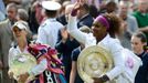 Americká tenistka Serena Williamsová slaví s trofejí vítězství ve Wimbledonu 2012.