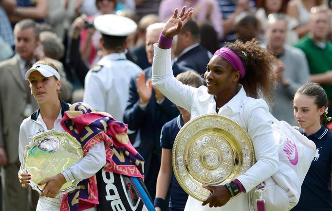 Americká tenistka Serena Williamsová slaví s trofejí vítězství ve Wimbledonu 2012.