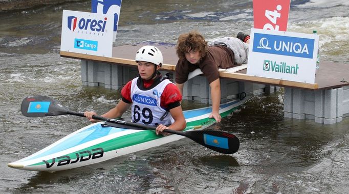 Vodní slalomář Pavel Zinovjev z Kazachstánu na Světovém poháru 2012 v pražské Tróji.