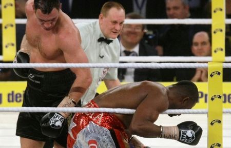 Ukrajinský boxer Vitalij Kličko obhájil titul organizace WBC, když porazil Kubánce Juana Carlose Gómeze technickým k.o.