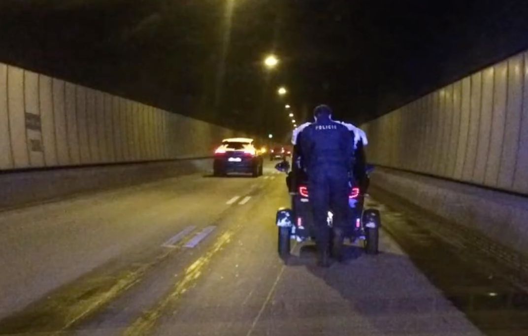 Policisté v Praze vytlačili z tunelu elektrické vozítko.