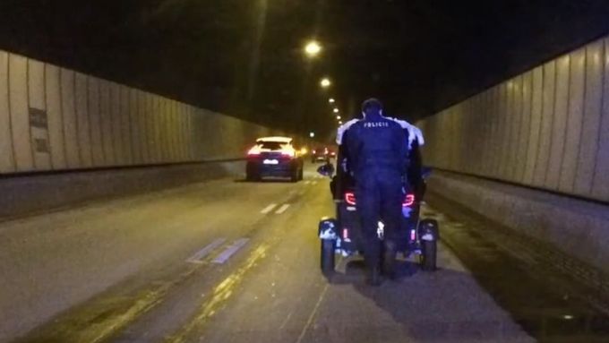 Policisté v Praze vytlačili z tunelu elektrické vozítko.