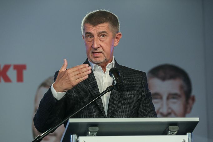 Andrej Babiš – vyjádření zástupcům médií. Záběr z volebního štábu ANO v Praze. 6. 10. 2018.