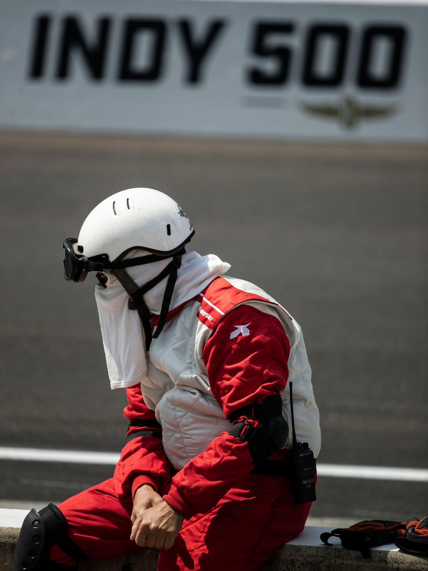 Mechanik s nehořlavou kápí ve 104. ročníku závodu Indy 500