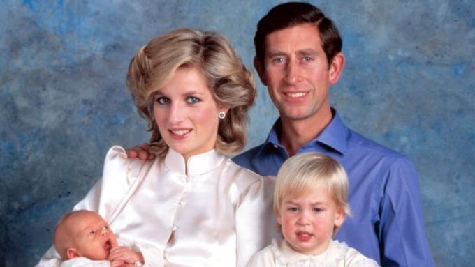Britský následník trůnu princ Charles, manželka princezna Diana a synové Henry (Harry, vlevo) a William v roce 1984.