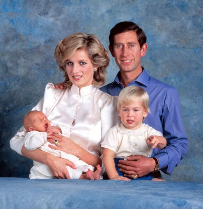 Britský následník trůnu princ Charles, manželka princezna Diana a synové Henry (Harry, vlevo) a William v roce 1984.