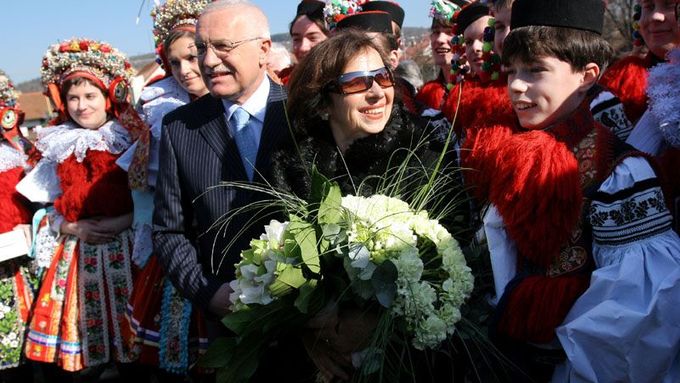 Prezidentský pár spolu s vlčnovskou královskou družinou. Vpravo letošní král Přemysl Křeháček, který prezidenta ve Vlčnově přivítal.