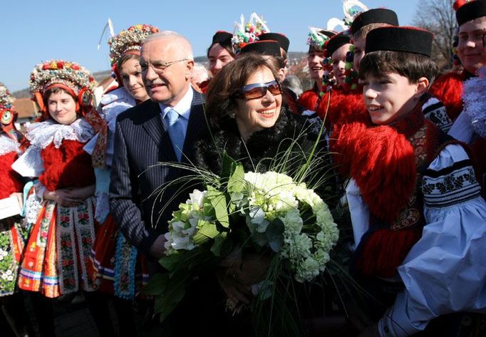 Prezidentský pár spolu s vlčnovskou královskou družinou. Vpravo letošní král Přemysl Křeháček, který prezidenta ve Vlčnově přivítal.