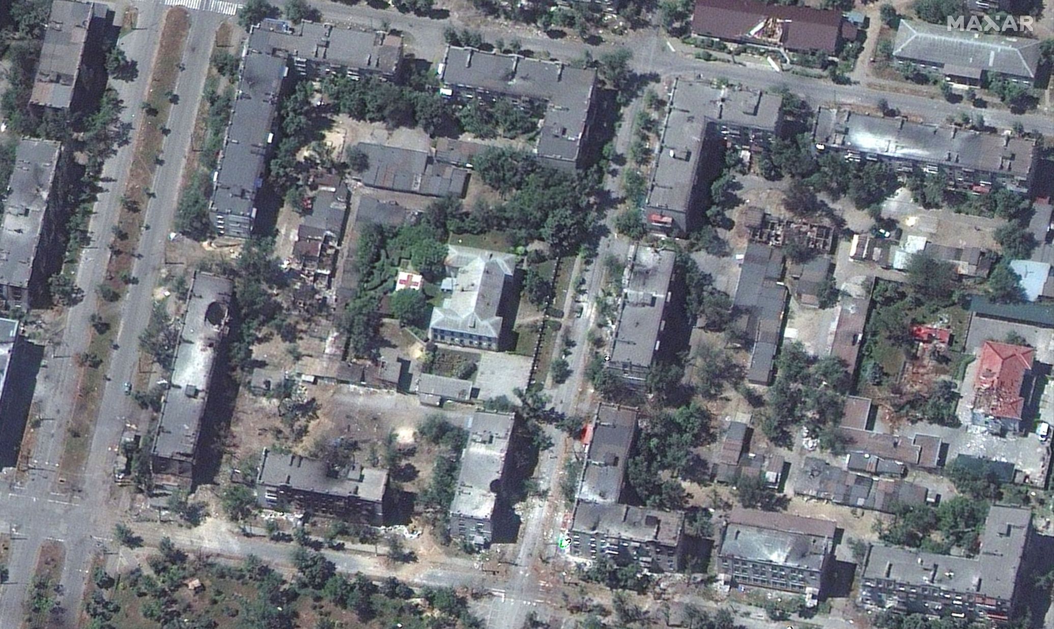 Satelitní fotografie ukazuje zničené okolí nemocnice v Severodoněcku.