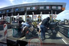 Český řidič se v Polsku porval s motorkářem. Video zaujalo internet i televizi