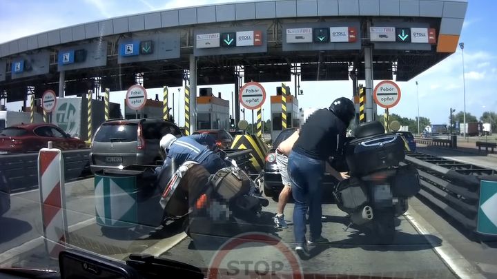 Český řidič se v Polsku porval s motorkářem. Video zaujalo internet i televizi; Zdroj foto: YouTube / STOP CHAM