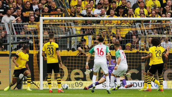 fotbal, německá liga 2019/2020, Dortmund - Augsburg, Tomáš Koubek inkasuje první gól