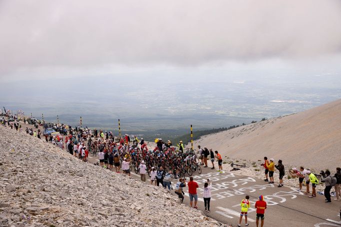 11. etapa Tour de France 2021: Fanoušci pod vrcholem Mont Ventoux.