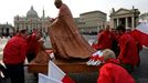 Polští věřící nepřijeli do Vatikánu s prázdnýma rukama. Dovezli s sebou plastiku zobrazující zesnulého papeže.