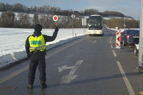 Na návštěvu i procházku. Lidé zkouší projet do uzavřených Krkonoš, policisté je vrací