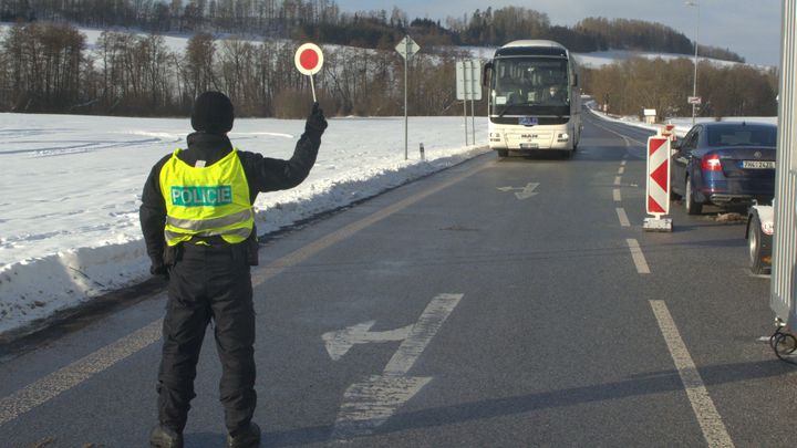 Na návštěvu i procházku. Lidé zkouší projet do uzavřených Krkonoš, policisté je vrací