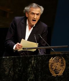 Bernard-Henri Lévy při projevu v OSN, 2015.