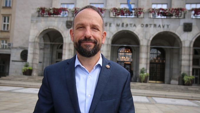 Primátor Ostravy Tomáš Macura před radnicí krátce před komunálními volbami v roce 2022.