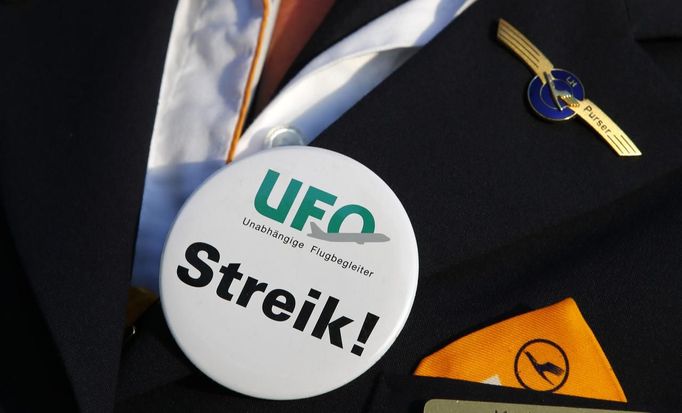 A member of German air carrier Lufthansa cabin crew union "UFO" stands at a strike post outside a Lufthansa office building at the Fraport airport in Frankfurt, September 4, 2012. Lufthansa passengers face widespread flight disruption after cabin crew representatives said they continue a series of strikes over pay and cost-cutting measures at Germany's largest airline. The UFO union, which represents around two-thirds of Lufthansa's 19,000 cabin crew, late on Thursday called on its members to strike from 0400 GMT to 1500 GMT on Tuesday in Frankfurt and Berlin's Tegel airport from 0300-1100 GMT. REUTERS/Kai Pfaffenbach (GERMANY - Tags: BUSINESS EMPLOYMENT CIVIL UNREST TRANSPORT) Published: Zář. 4, 2012, 8:29 dop.