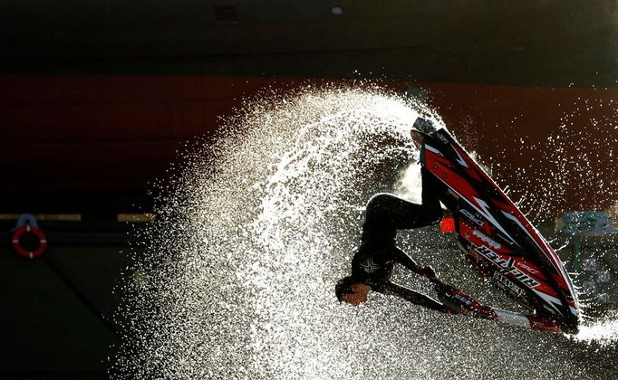 Freestylový šampion na vodních skútrech Jack Moule vystupuje na Londýnské Lodní Show v ExCeL centru v Londýně, 6. ledna 2012. REUTERS/Luke MacGregor